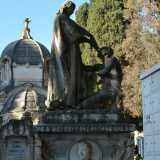 Il sarcofago dedicato a Giuseppe Cencini, opera dello scultore Raffaello Romanelli. La base della tomba � decorata da quattro angeli in preghiera, uno per ogni lato, al centro invece il si trova medaglione con il ritratto del defunto. Sopra invece si staglia un'imponente scultura che raffigura un uomo quasi completamente nudo inginocchiato davanti a Cristo
(foto di Capriati Cassandra)